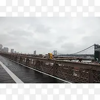 厚厚云层下的街道风景