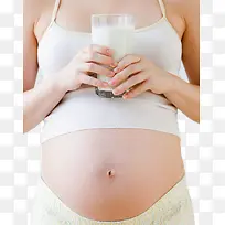 拿着牛奶的孕妇