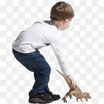 小男孩玩恐龙模型