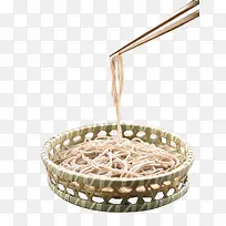 筷子夹起的日式荞麦冷面