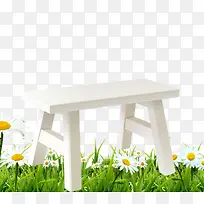 青草花朵上的椅子