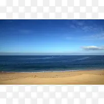 蓝天下的沙滩和大海