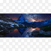 夜晚星空下的雪山