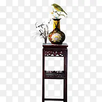 中国风木桌上的花瓶