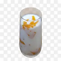 玻璃杯中的黄桃酸奶