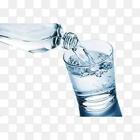 往杯子中倒水
