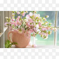窗台上的粉色花瓶海报背景