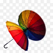 彩虹伞和下雨时的倒影