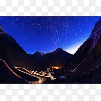 蓝色下的大山里的公路