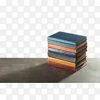 书桌上叠放整齐的书本