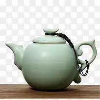 桌上的青瓷茶壶