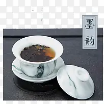 黑色桌上的陶瓷白色盖碗