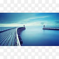 蓝色怀旧海面木桥