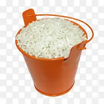 一个橙色铁皮桶里放满了大米