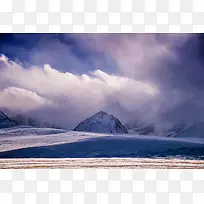 冬日雪山乌云笼罩