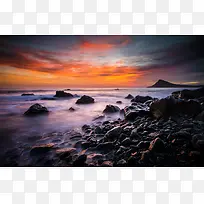 夕阳下的乱石海滩海报背景