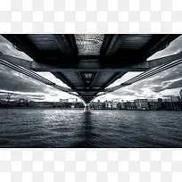 灰色大桥下的水面海报背景