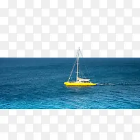蓝色海洋中的黄色帆船