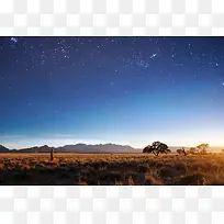 星空下的草原海报背景