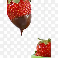 裹着巧克力酱的草莓