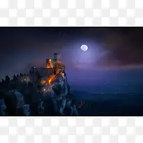 月下魔幻山崖上的城堡