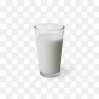 玻璃杯里的一杯牛奶