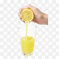 手挤柠檬汁