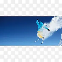 滑雪飞翔蓝色天空背景