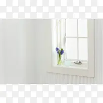 白色窗户紫色小花