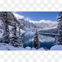 蓝天下雪山树林湖水