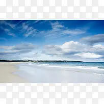 蓝天白云下的沙滩海岸