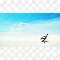 蓝天白云下的孤独躺椅