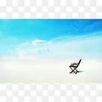 蓝天白云海水躺椅