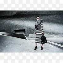 灰色建筑物前的美女