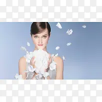 白色玫瑰花瓣化妆品海报