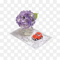 绣球花旁的玩具汽车