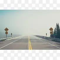大雾滂沱的高速公路