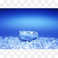 碎冰上的蓝色透明冰块