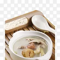餐盘上的排骨汤和勺子