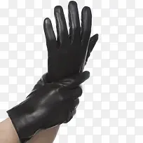 双手带黑色手套