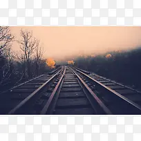 大雾滂沱下的铁轨