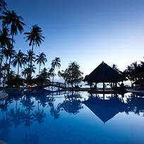 热带游泳池风景图片