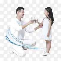 父女喝水