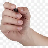 手拿笔正对着