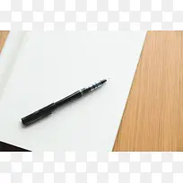 创意办公桌表面钢笔摄影