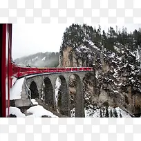 冬季红色的列车摄影图
