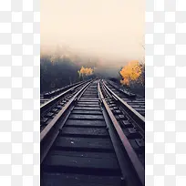 大雾滂沱的树林铁路