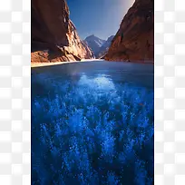 峡谷山地间的蓝色溪流