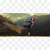 置身在山间的瑜伽美女摄影高清图片