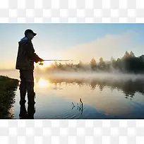 黄昏在河边钓鱼的男人背景素材